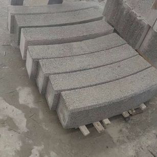 昭通芝麻白弧形路牙石