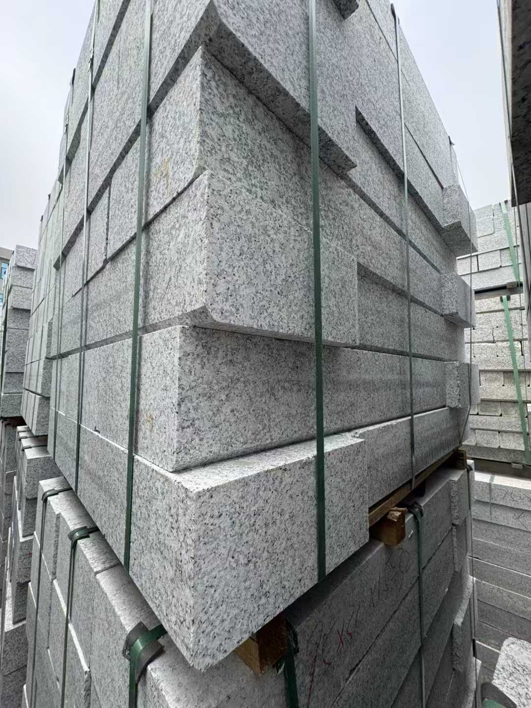 昭通芝麻白路牙石 马路牙子