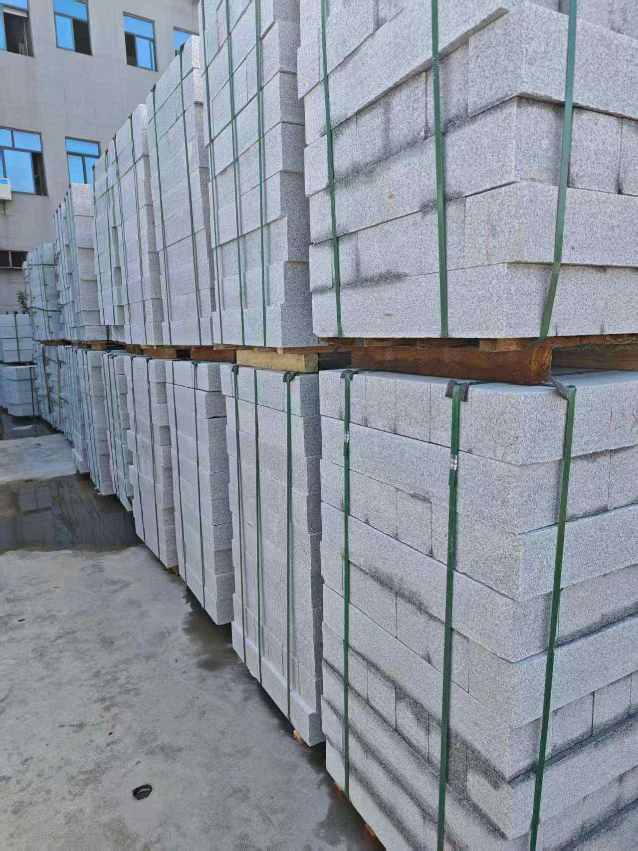 昭通芝麻白路牙石，路侧石