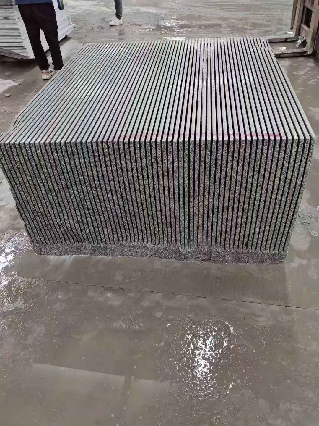 昭通芝麻白毛板荒料切割