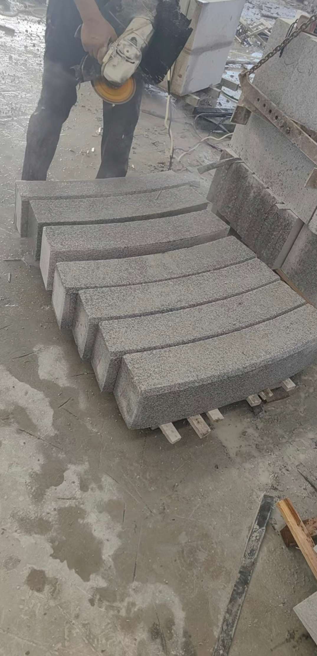 昭通芝麻白弧形路牙石