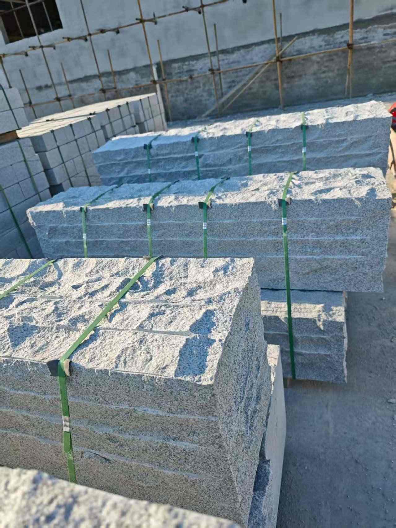 昭通芝麻白自然面整石 坐凳